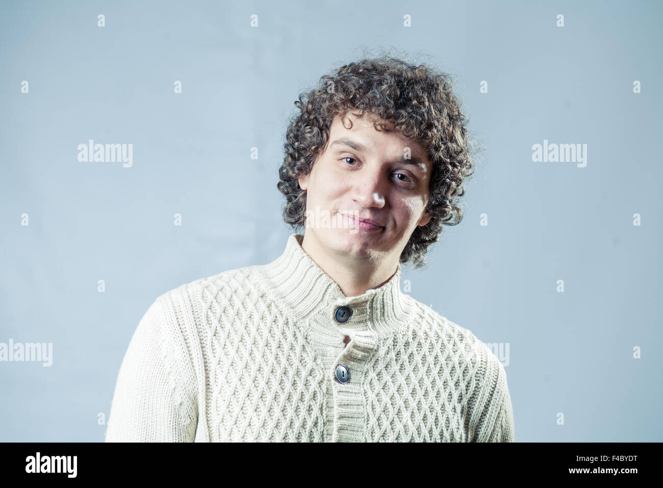 Lockige weißer Mann im studio Stockfoto