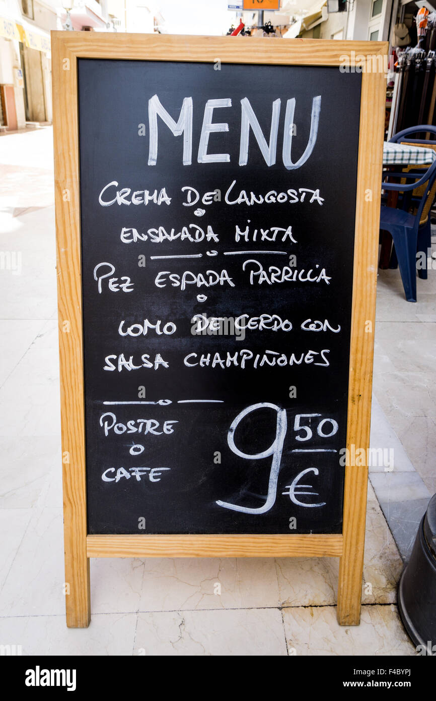 Eine Speisekarte an Bord in der spanischen Sprache für ein Restaurant in Torremolinos, Andalusien, Spanien zeigt 3-Gänge-Menü für €9,50 Stockfoto