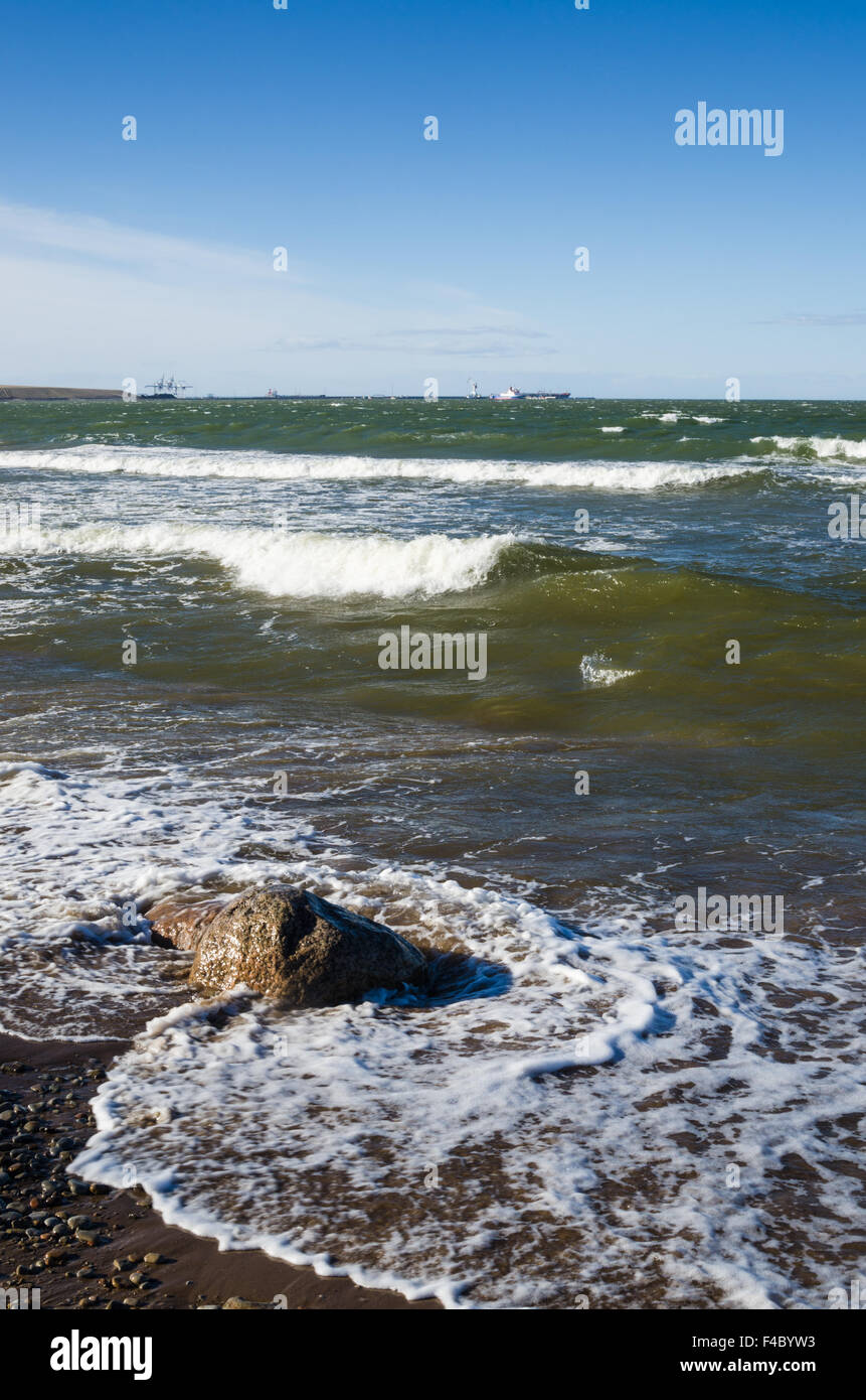Meereswellen an der Küste. Der Ostsee. Stockfoto