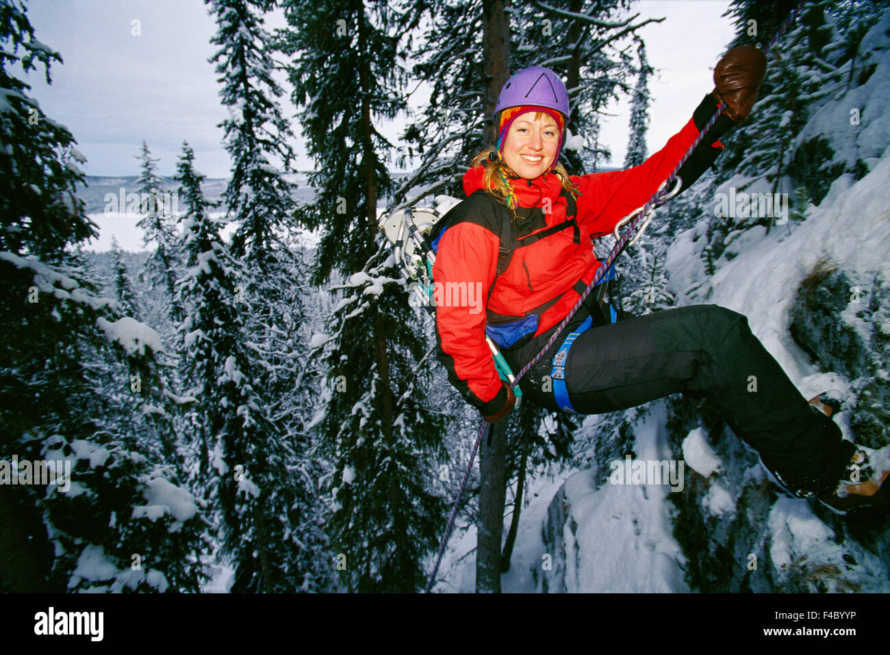30-34 Jahre Abenteuer Erwachsene nur Ehrgeiz Farbe Bild Mut freundlich Vorderansicht in voller Länge glücklich Helm horizontale Klettern Stockfoto