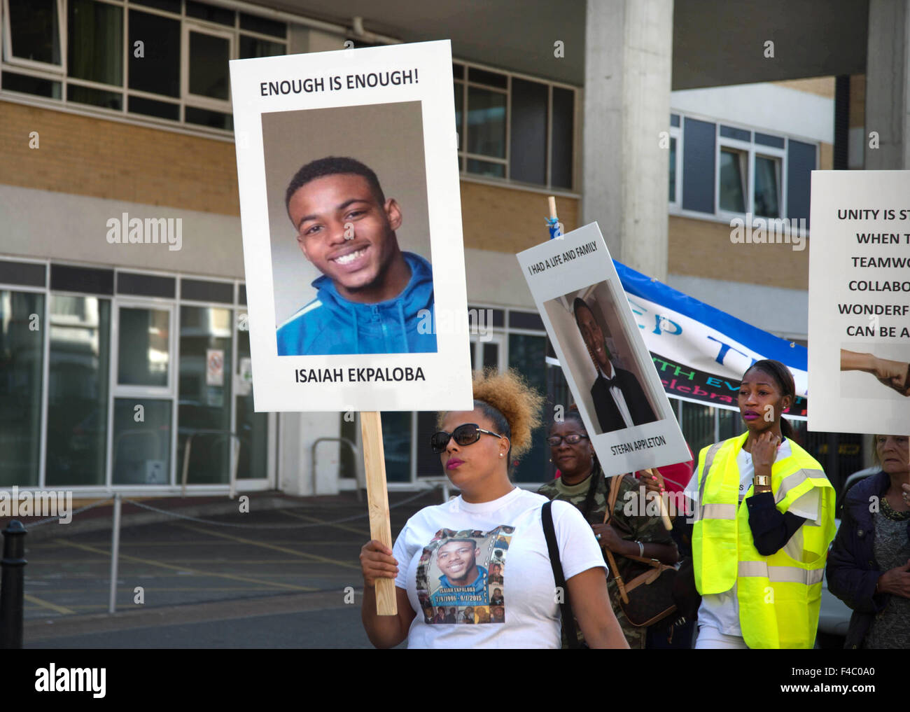 "Egal, alle Leben" März gegen Pistole und Messer Gewalt zu protestieren. Jesaja Ekpaloba Mutter hält ein Plakat mit seinem Foto Stockfoto