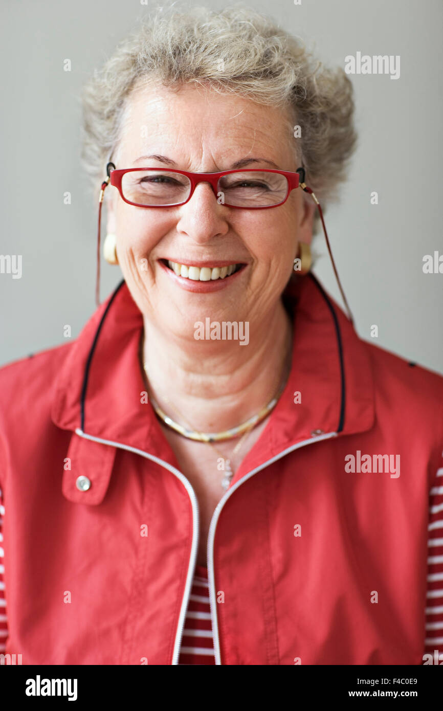 Eine alte Frau lachend. Stockfoto