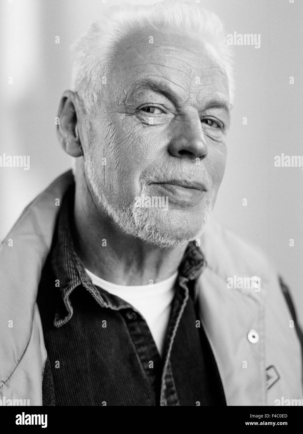 Porträt eines alten Mannes in Hemd und Weste. Stockfoto
