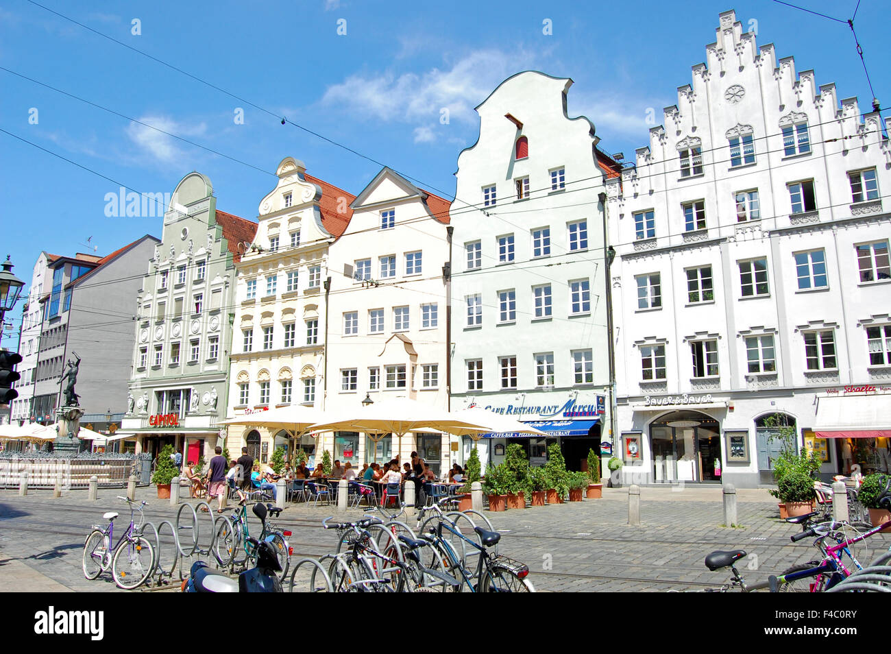 Ein Café im Freien, Häuser und Geschäfte entlang der Maximilianstraße in Augsburg, Deutschland Stockfoto