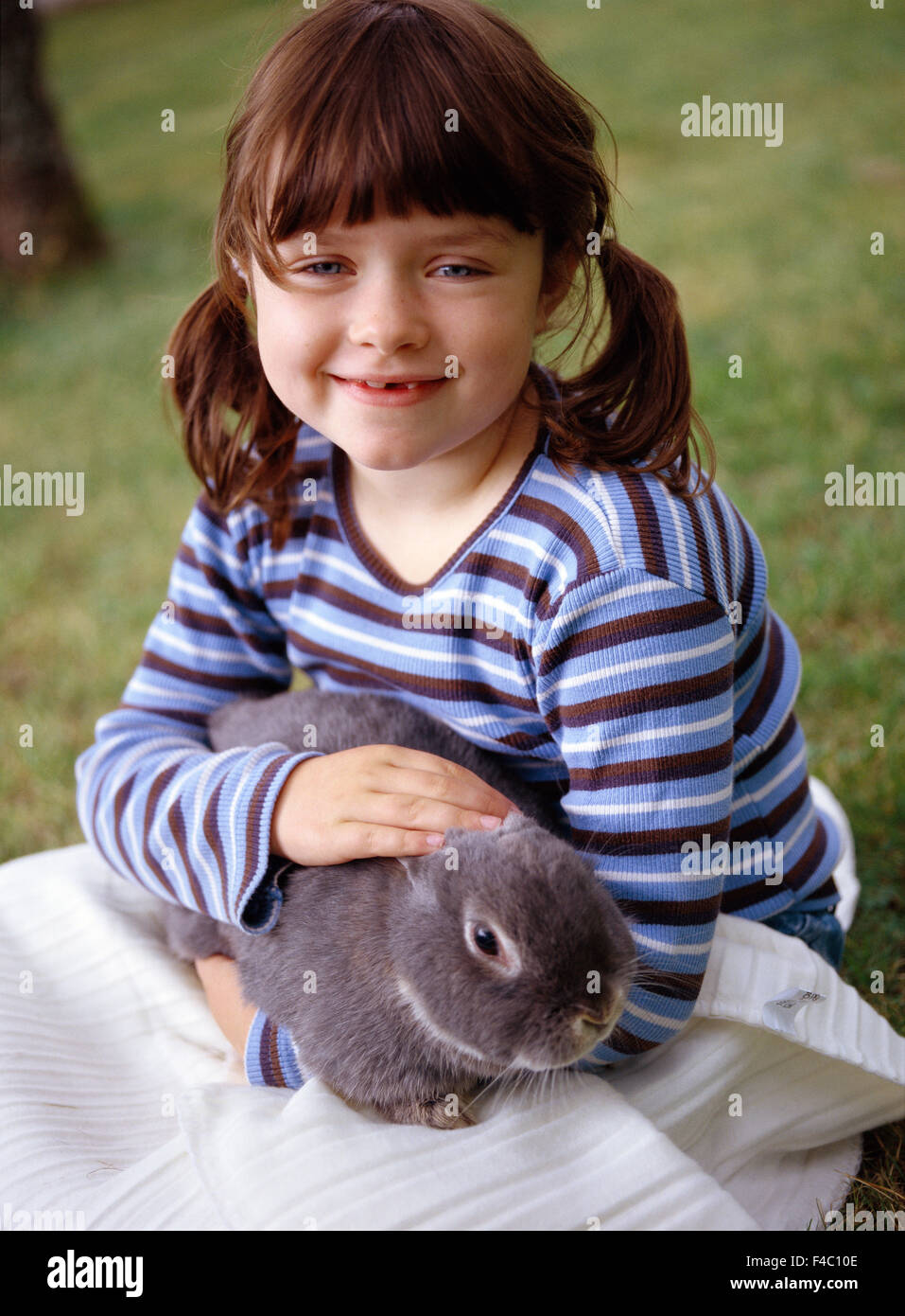 Ein Mädchen und ein Kaninchen. Stockfoto