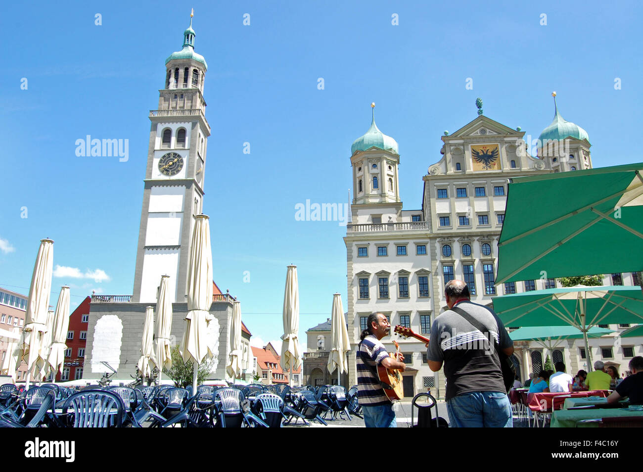 Der Perlachturm und das Rathaus auf dem Rathausplatz in Augsburg, Deutschland Stockfoto