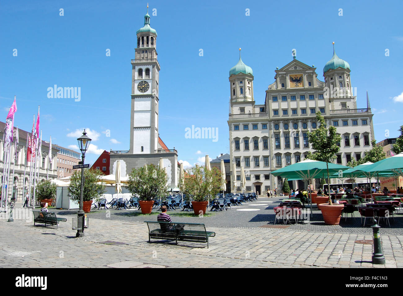 Der Perlachturm und das Rathaus in Rathausplatz in Augsburg, Deutschland. Stockfoto