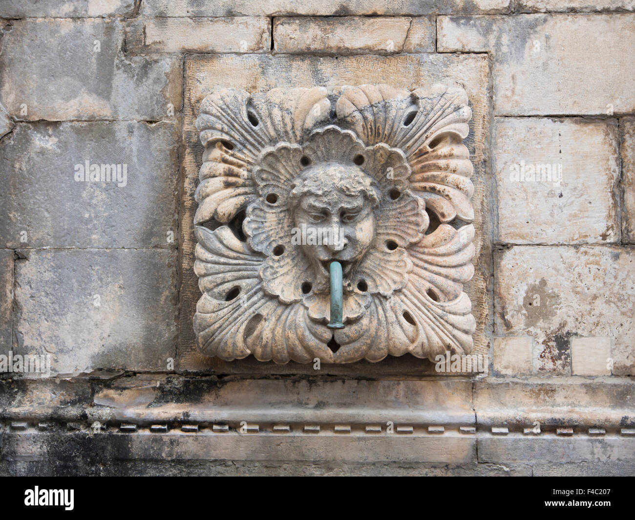 Detail der Steinmetzarbeiten auf der große Onofrio-Brunnen auf dem Stradun oder Placa Straße in der Altstadt von Dubrovnik-Kroatien Stockfoto