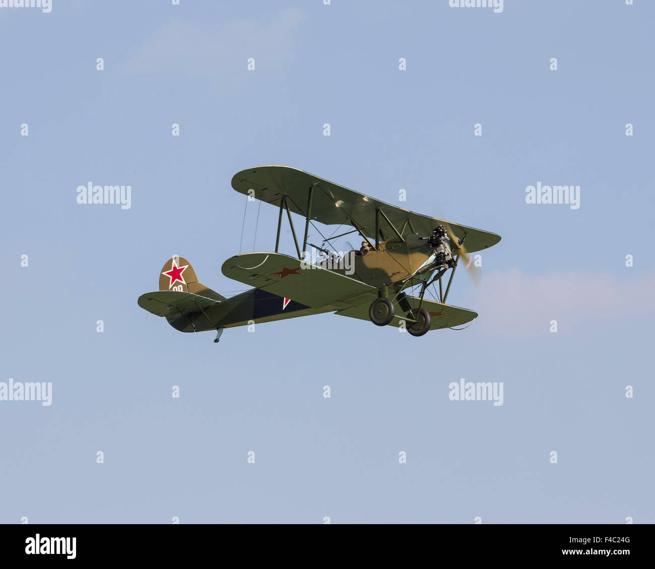 Russischen Polikarpow U-2/Po-2 Doppeldecker fliegen auf der Shuttleworth Vertrauen Oktober Airshow im Jahr 2015 Stockfoto