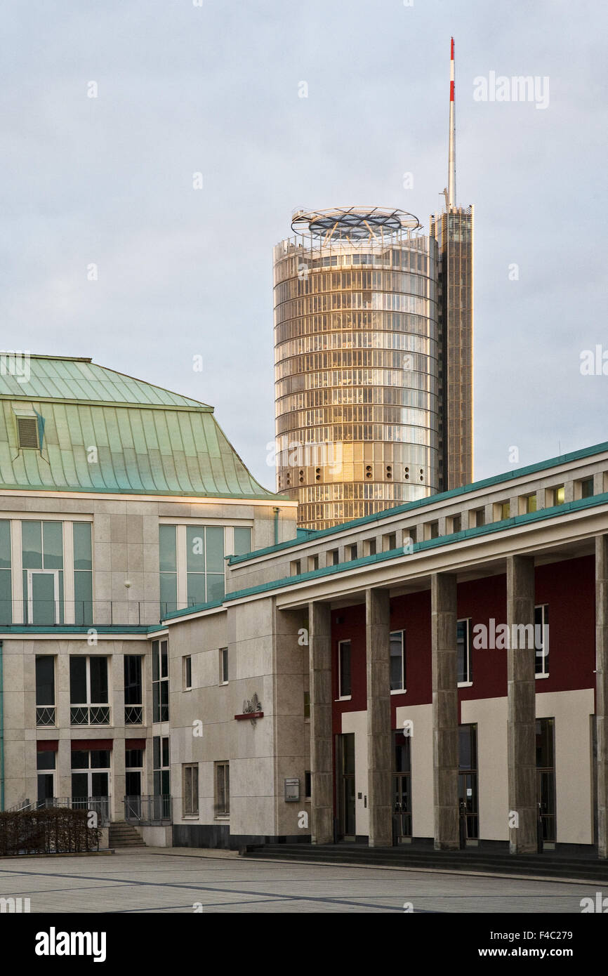 Halle, Gebäude und RWE-Turm, Essen, Deutschland Stockfoto