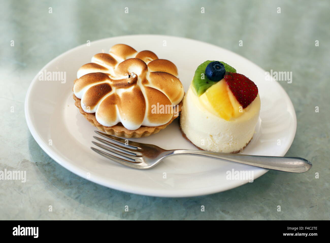 Kuchen und Gabel auf einem Teller. Stockfoto