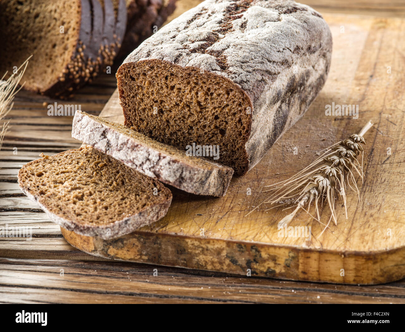In Scheiben Schwarzbrot auf der alten Holzbrett. Stockfoto
