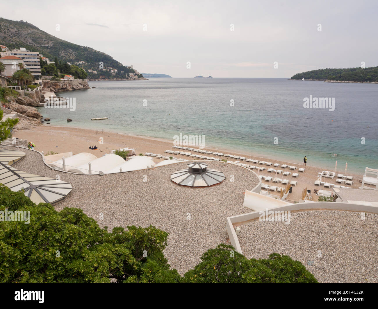 Banje Strand außerhalb des Ploce-Tors in Dubrovnik Kroatien, an einem bewölkten Tag mit wenigen Besuchern Stockfoto