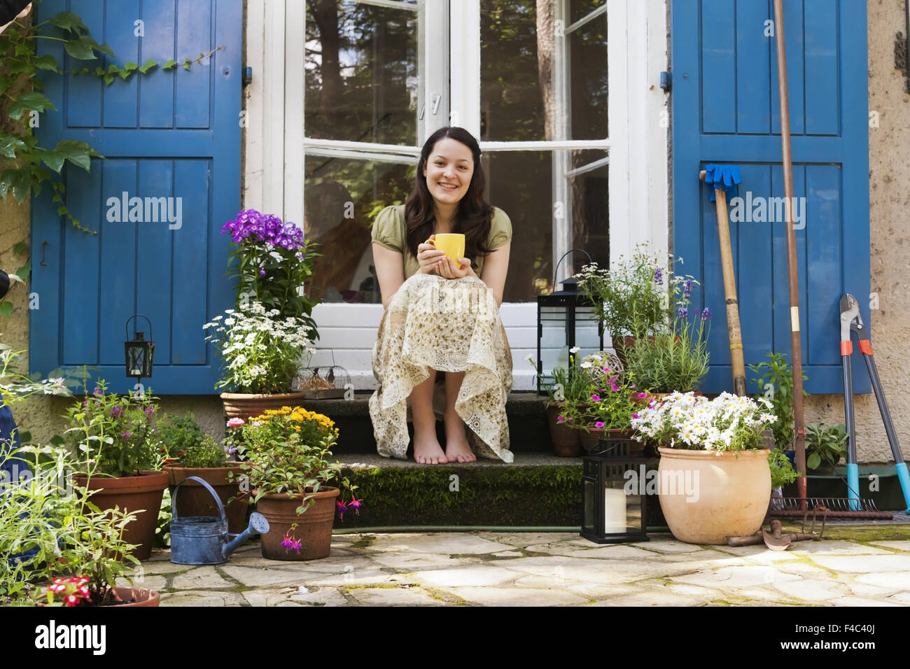 junge Frau auf einer Terrasse Stockfoto