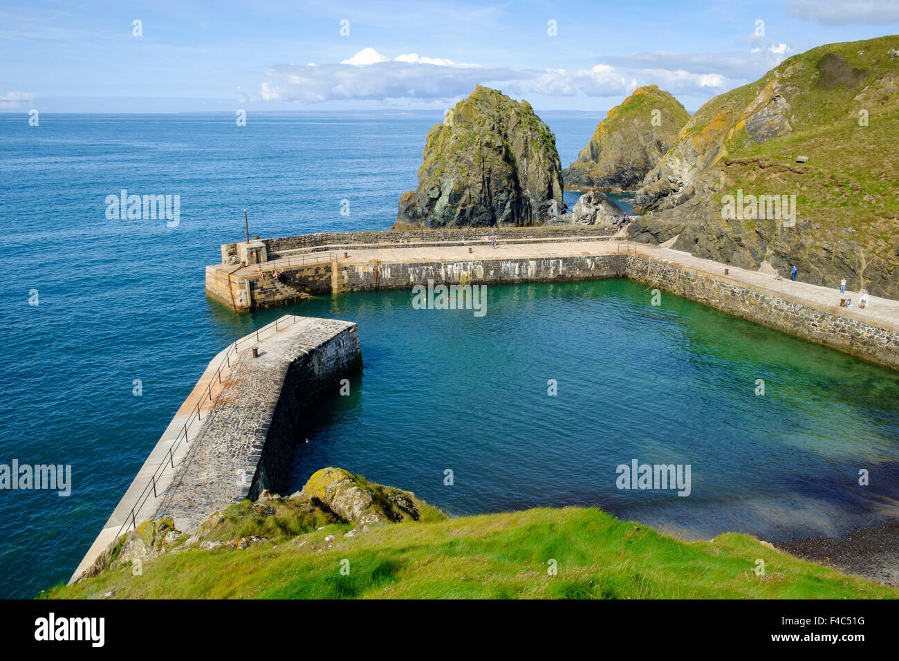 Hafen-Wände am Mullion Cove, Pfosten, Halbinsel Lizard, Cornwall, England, UK Stockfoto