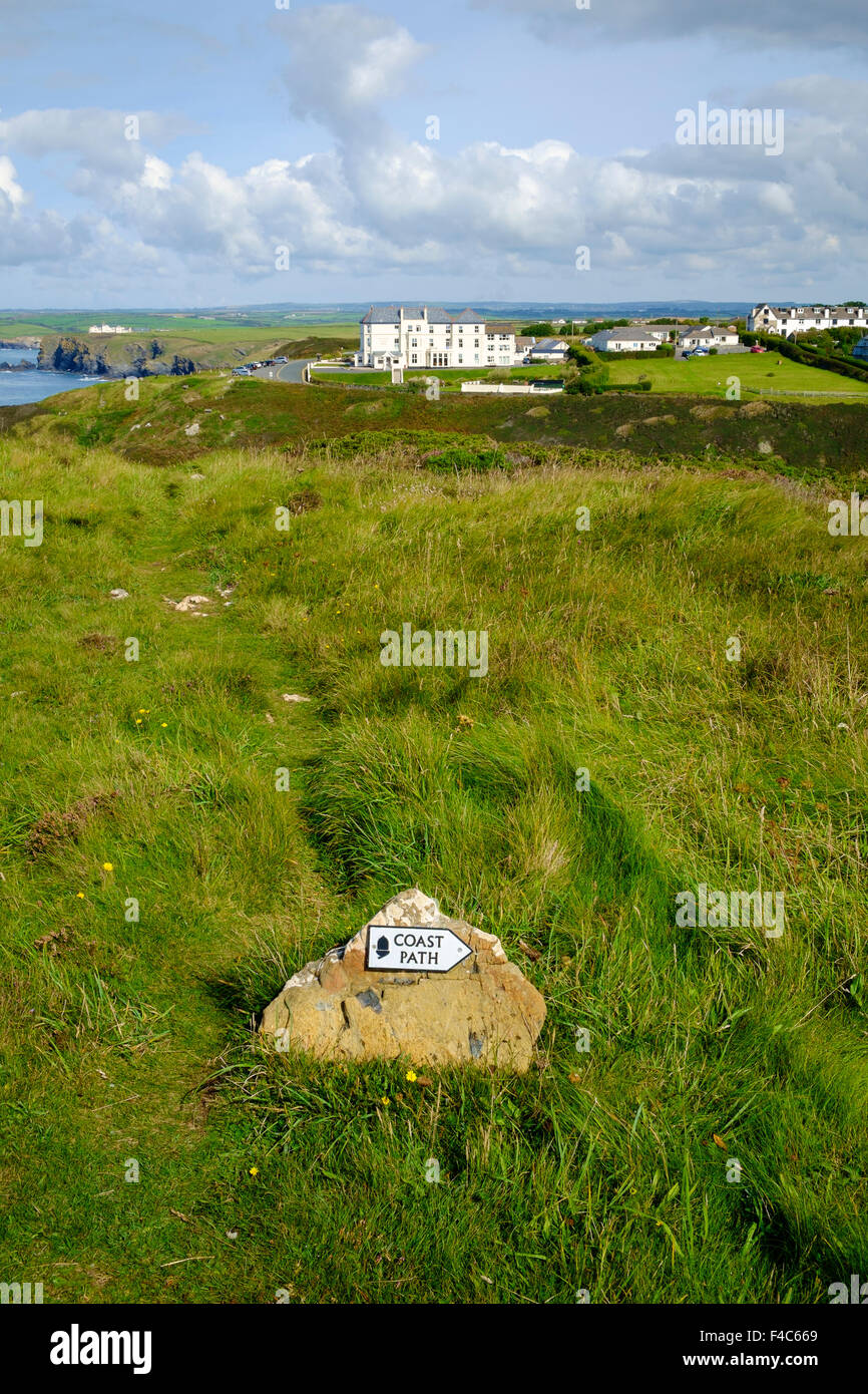 South West Coast Path Schild über Mullion Cove, Halbinsel Lizard, Cornwall, England, UK Stockfoto