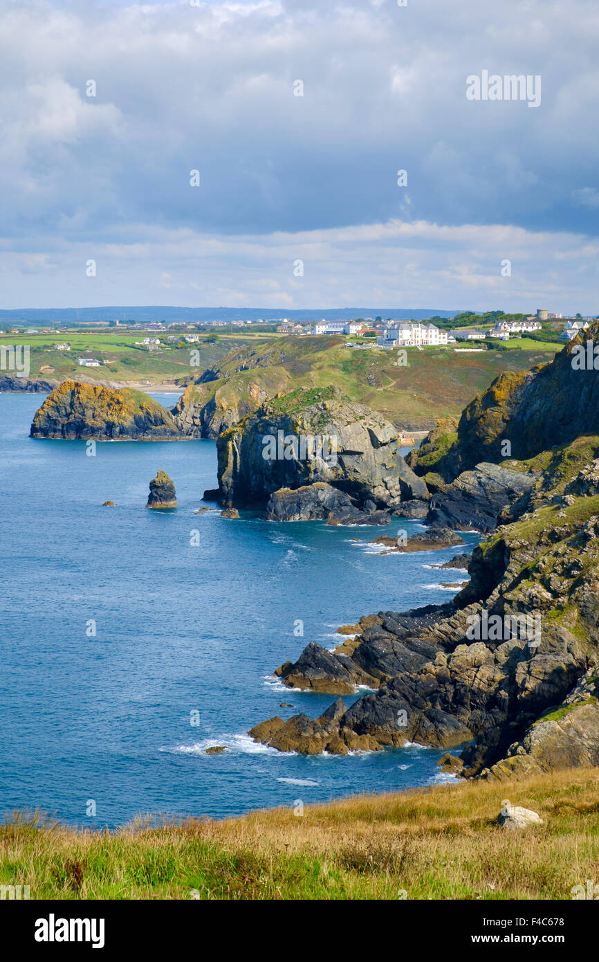 Blick auf die Küste von Cornwall Cornwall von South West Coast Path an Pfosten, Lizard Halbinsel, England, Großbritannien Stockfoto