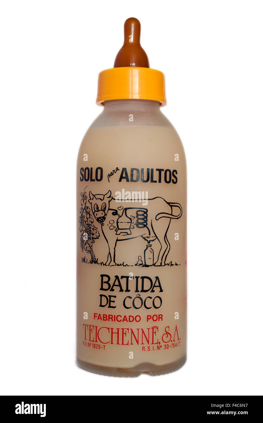 Batida de Coco in der Sonderausgabe Flasche mit Sauger auf einem weißen Hintergrund ausschneiden Stockfoto