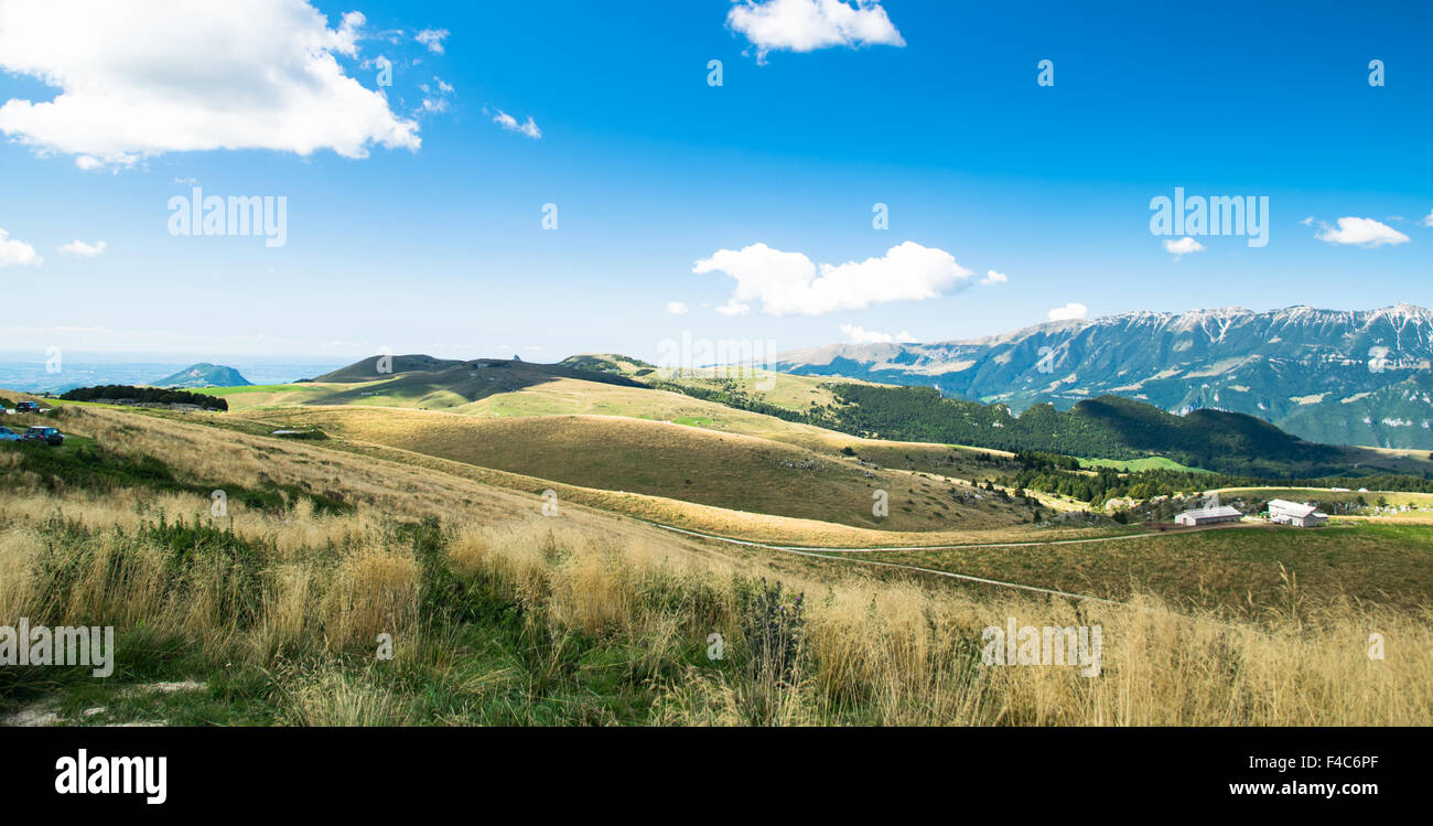 Blick auf Wiesen in den Bergen, die Schlangenlinien zu erstellen. Stockfoto