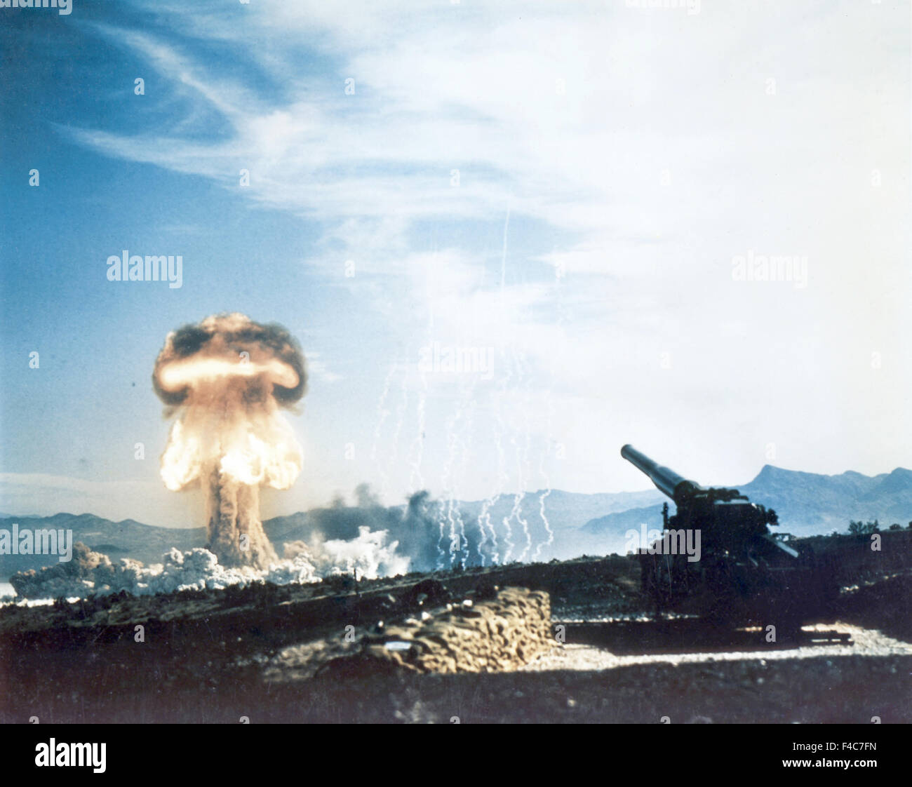 NUKLEARE Artillerie The Upshot-Astloch Grable testen an der Nevada Testgelände 25. Mai 1953. Die Schale von einem 280 mm-Geschütz abgefeuert explodierte in 10 km (62. Meilen). Foto U.S. Dept of Energy Stockfoto