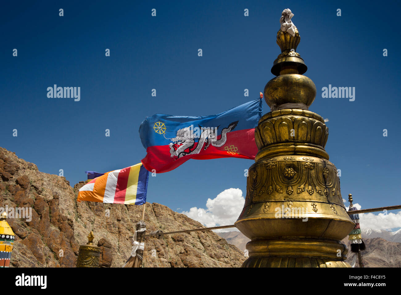 Indien, Jammu & Kashmir, Ladakh, Hemis Gompa Kloster, tibetisch-buddhistischen in Indien und Drukpa Tradition Fahnen vom Dach Stockfoto