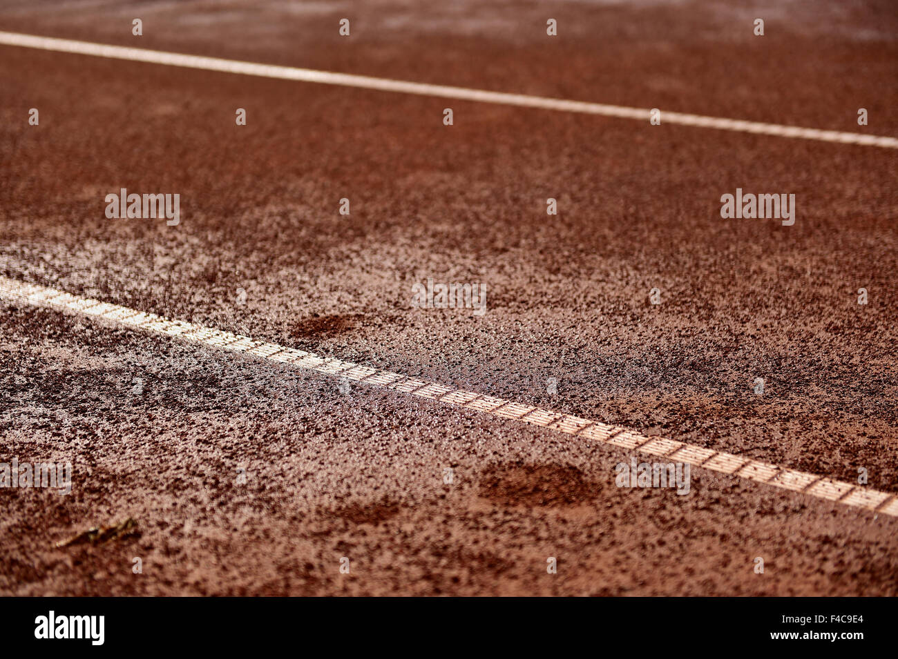 Detail mit einem nasse Tennis-Sandplatz erschossen Stockfoto