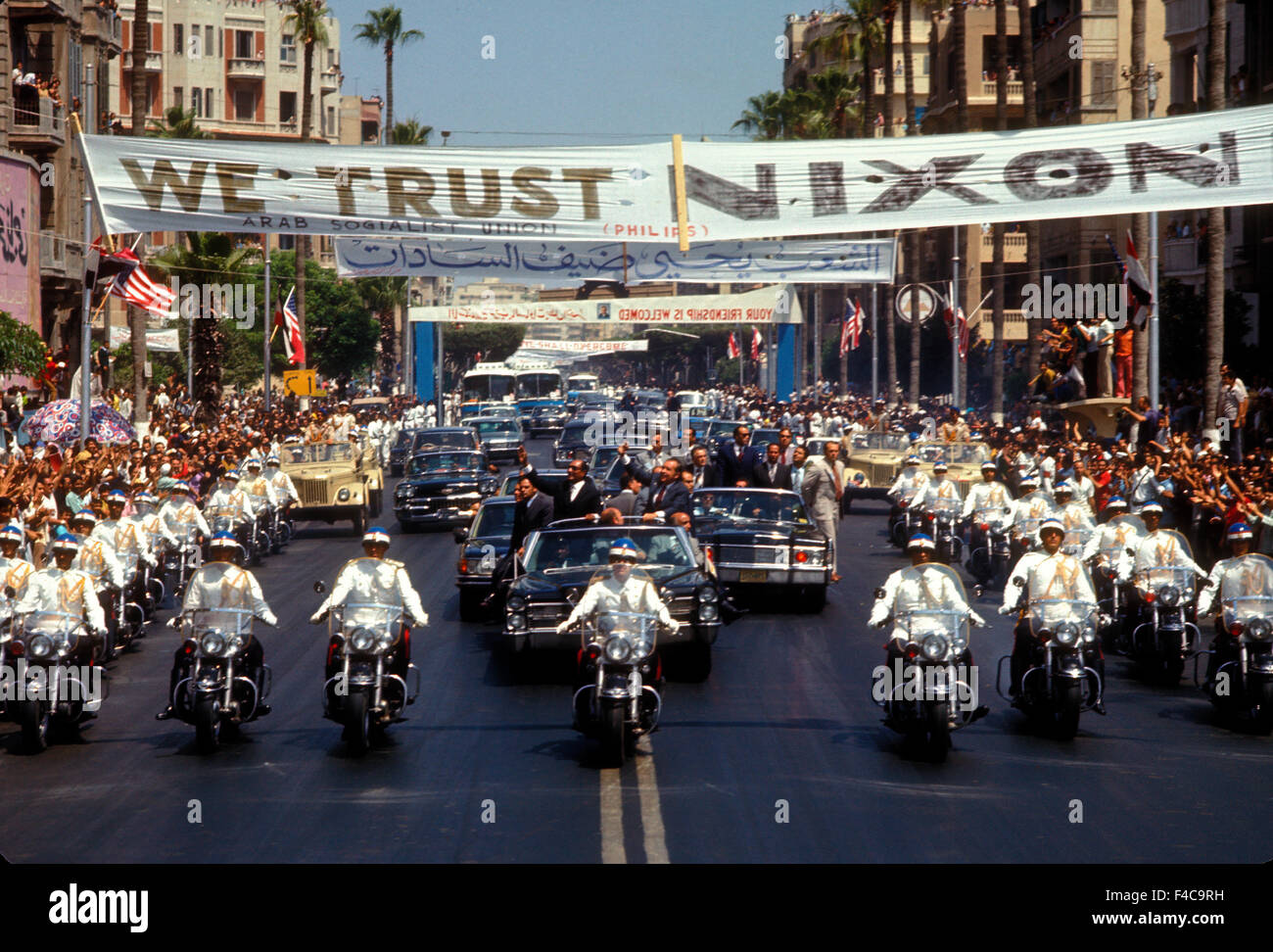 Präsident Richard Nixon und Präsident Anwar Sadat in Kairo während Nixons Reise in den Nahen Osten im Juli 1974. Stockfoto