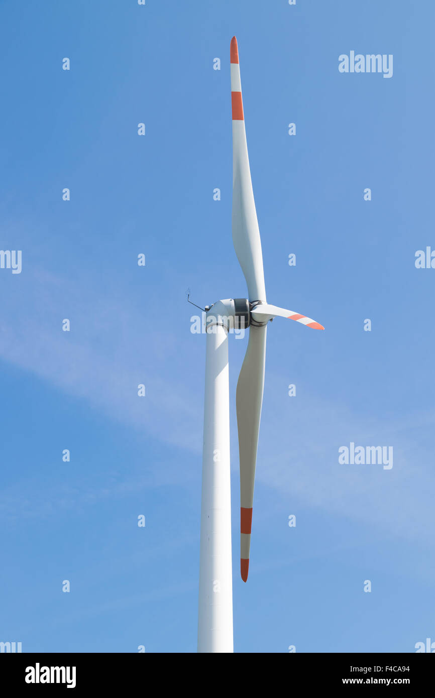einzelne Windrad produziert sauberen Ökostrom Stockfoto