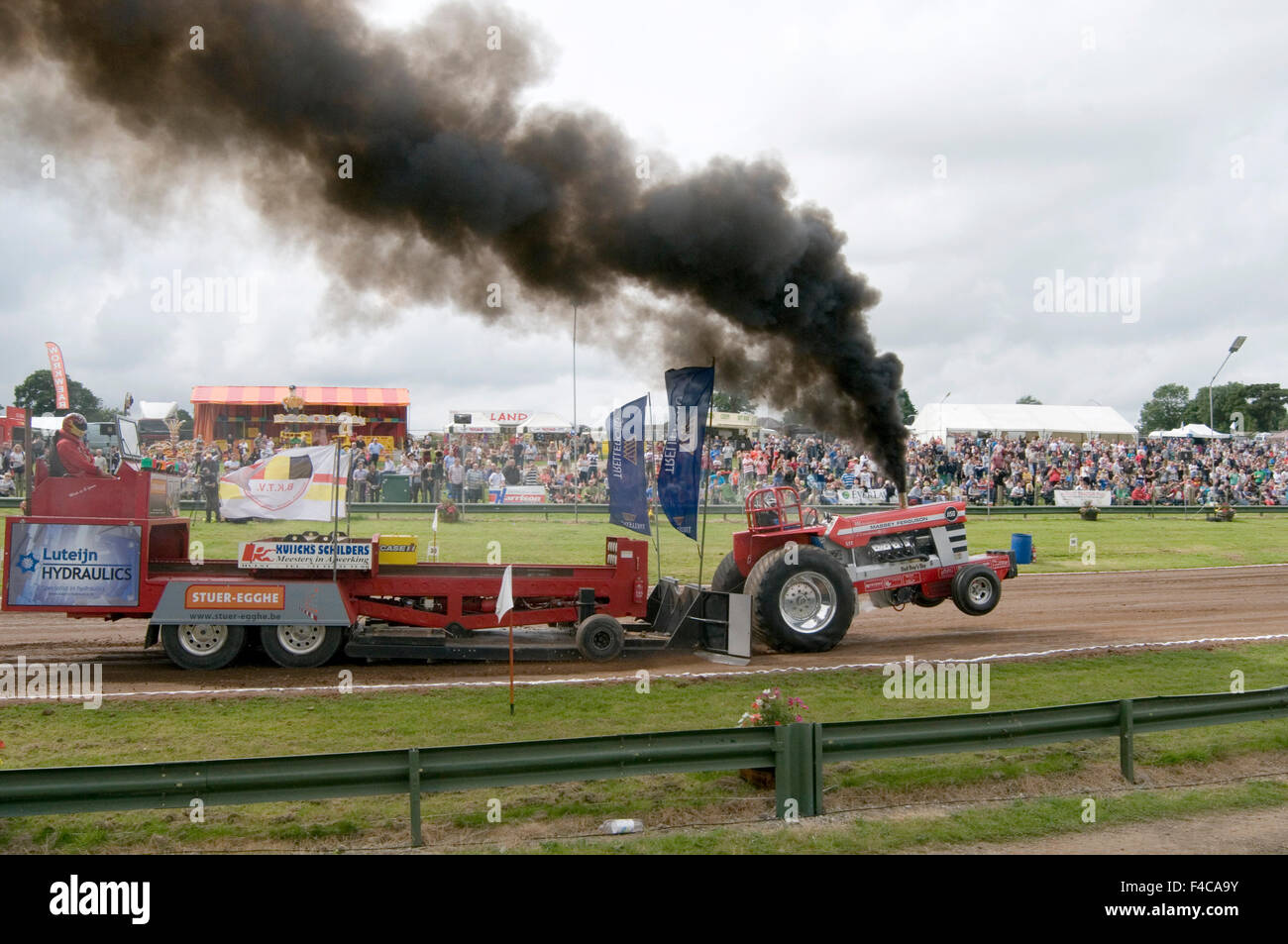 Diesel-Emissionen Skandal dicken schwarzen Rauch über Betankung Vw Volkswagen Feinstaub Partikel unverbrannten smokey Rauchen Auspuffrohr Stockfoto