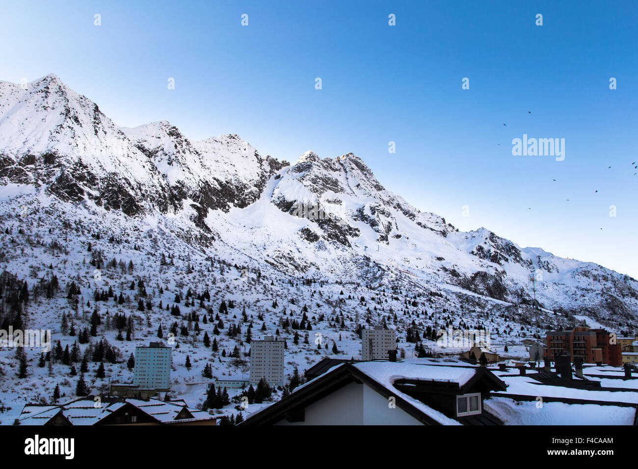 Blick auf die Spitze eines Berges mit Schnee bedeckt. Stockfoto