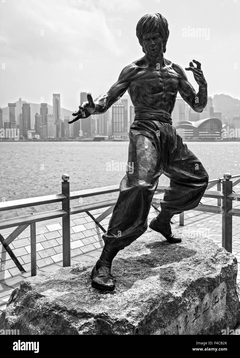HONG KONG - 15 März: Bruce Lee-Statue auf der Avenue of Stars am 15. März 2013 in Tsim Sha Tsui, Hongkong. Die Statue ist eine o Stockfoto