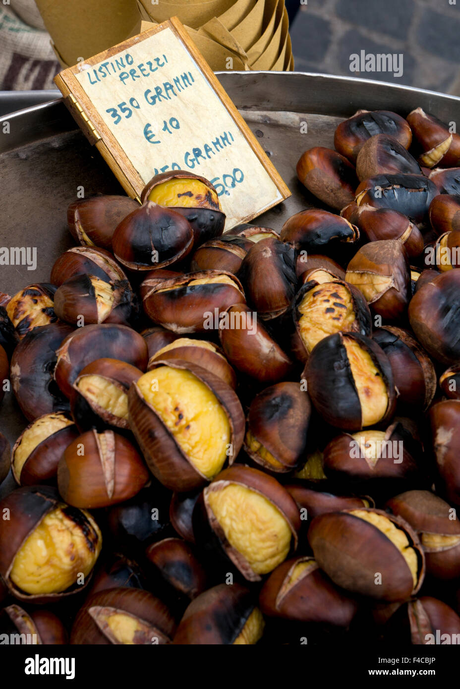 Heiße Kastanien Snacks zum Verkauf auf der Straße in Rom, Italien, Europa Stockfoto