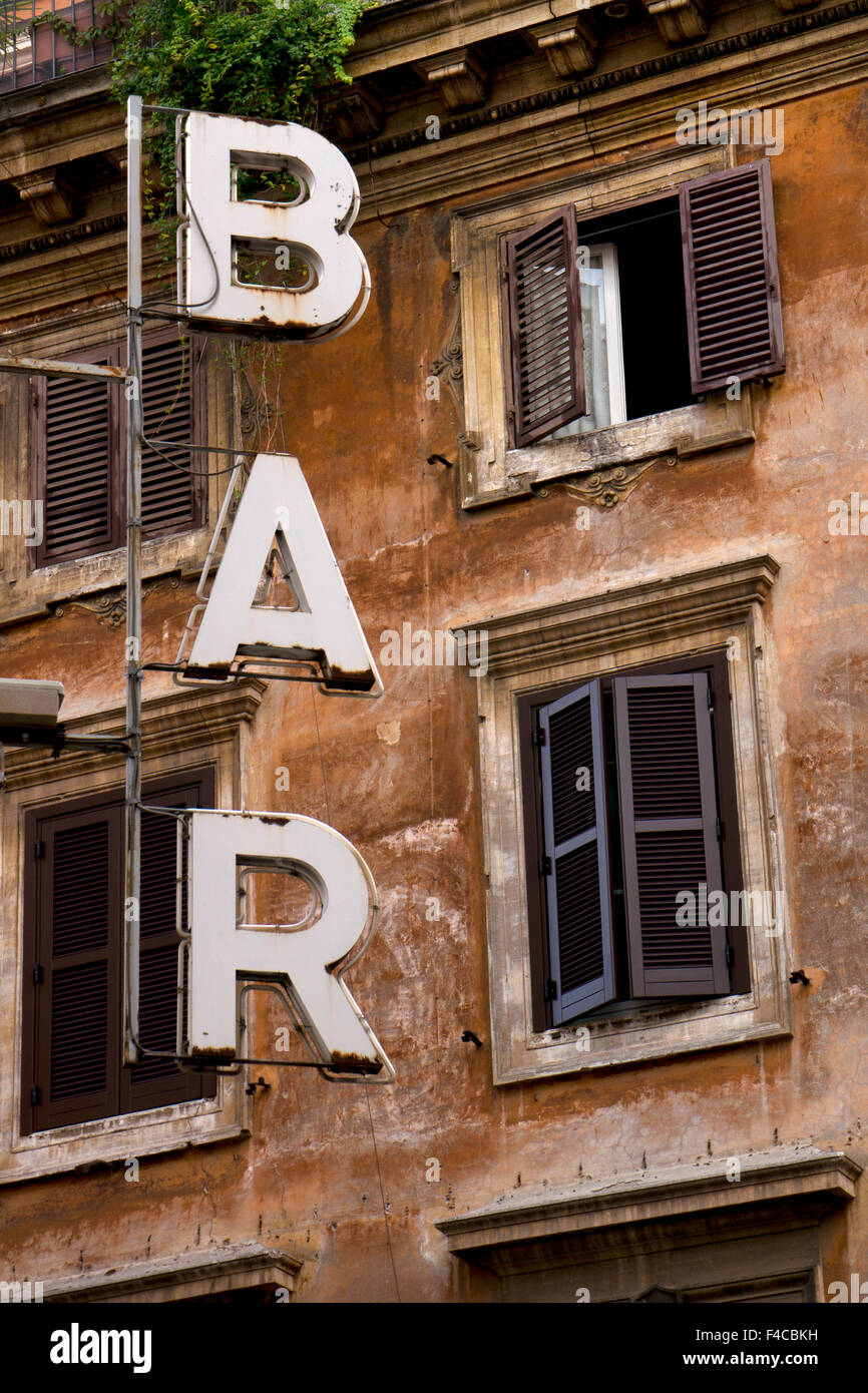 Bar-Zeichen und typische Architektur Roms mit Ocker gefärbt Mauerwerk und Rollläden, Rom, Italien, Europa Stockfoto