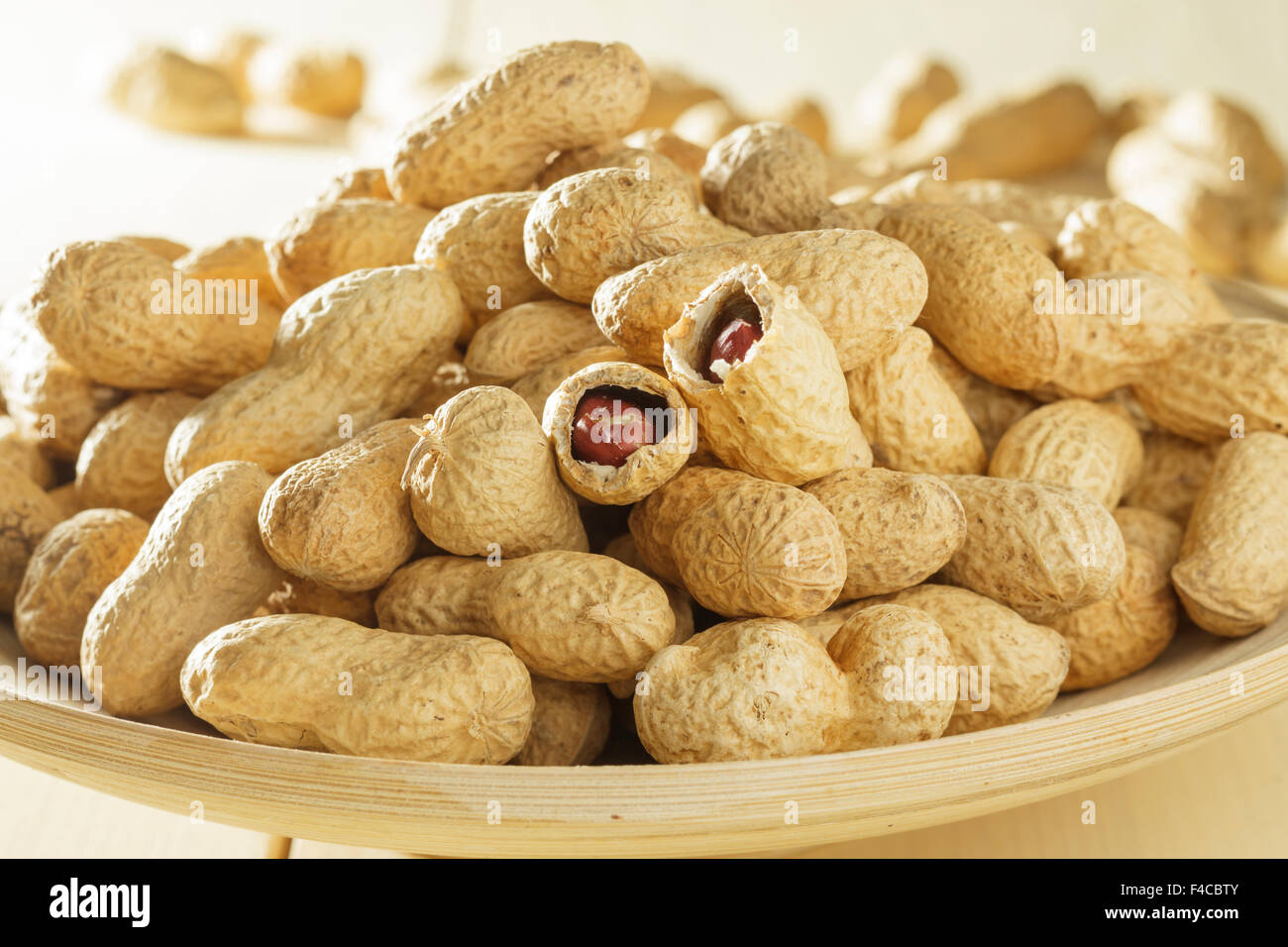 Erdnüsse in Schalen Stockfoto