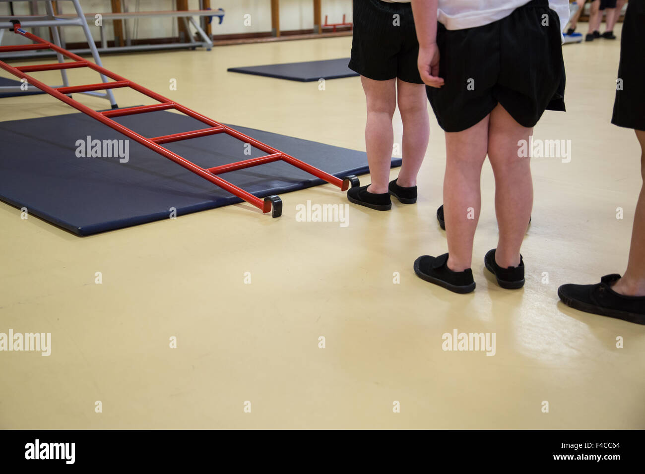 Eine Sportstunde in einer UK-Grundschule Stockfoto