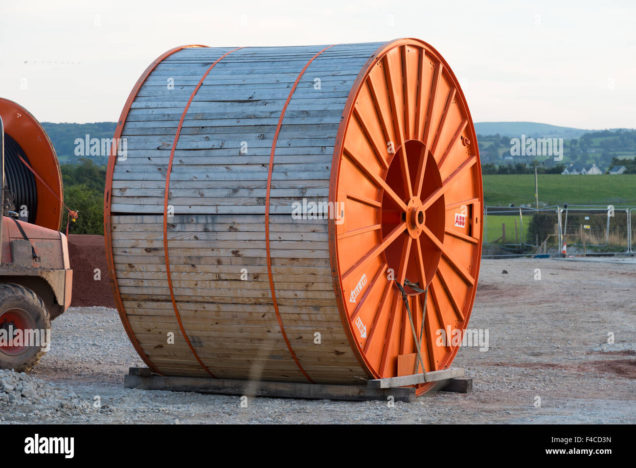 Große orangefarbene Kabel Trommel für unterirdische Verbindung von einer Offshore-Windpark an UK National Grid Hub verwendet werden. Stockfoto