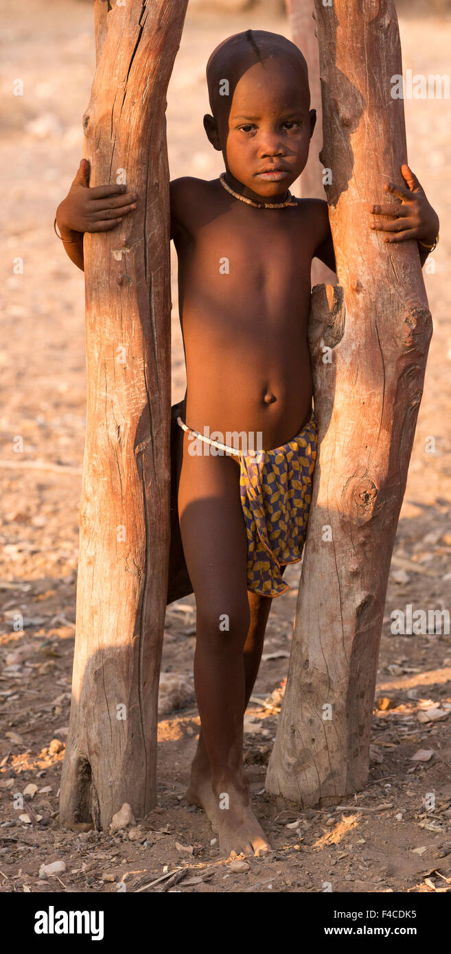 Namibia, Opuwo. Himba junge Kind im späten Nachmittag Licht. Kredit als: Wendy Kaveney / Jaynes Galerie / DanitaDelimont.com Stockfoto