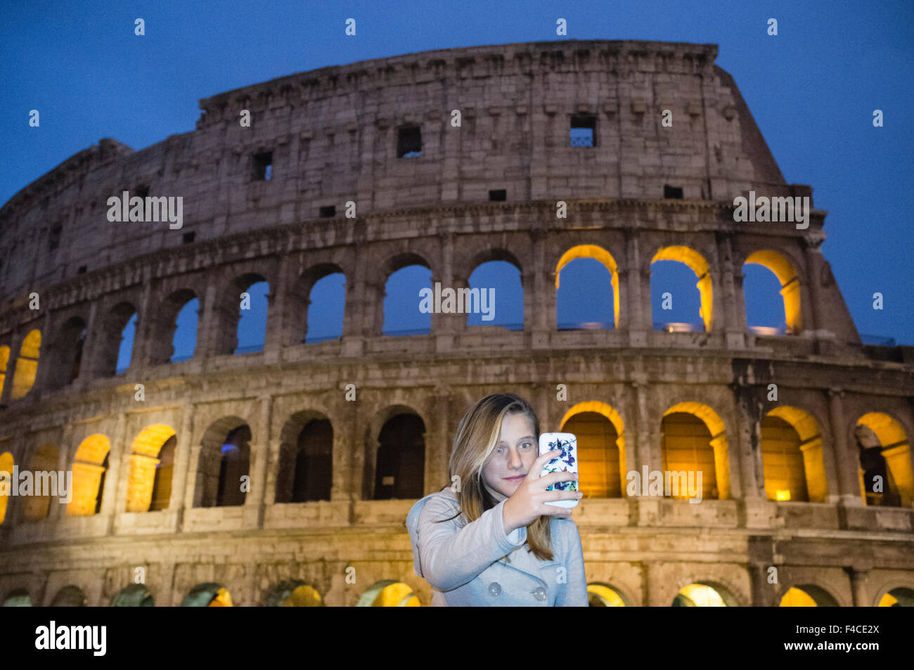 Junge Touristen Frau Selfie vom Kolosseum in der Abenddämmerung. Rom, Italien Stockfoto