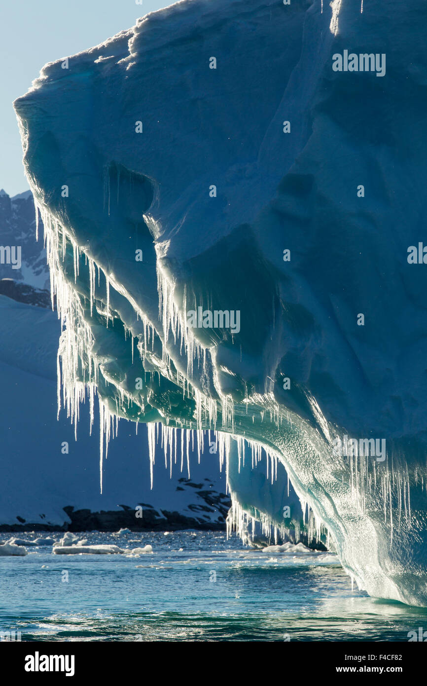 Antarktis, Petermann Island, Eiszapfen hängen von schmelzenden Eisberg in der Nähe von Lemaire-Kanal. Stockfoto