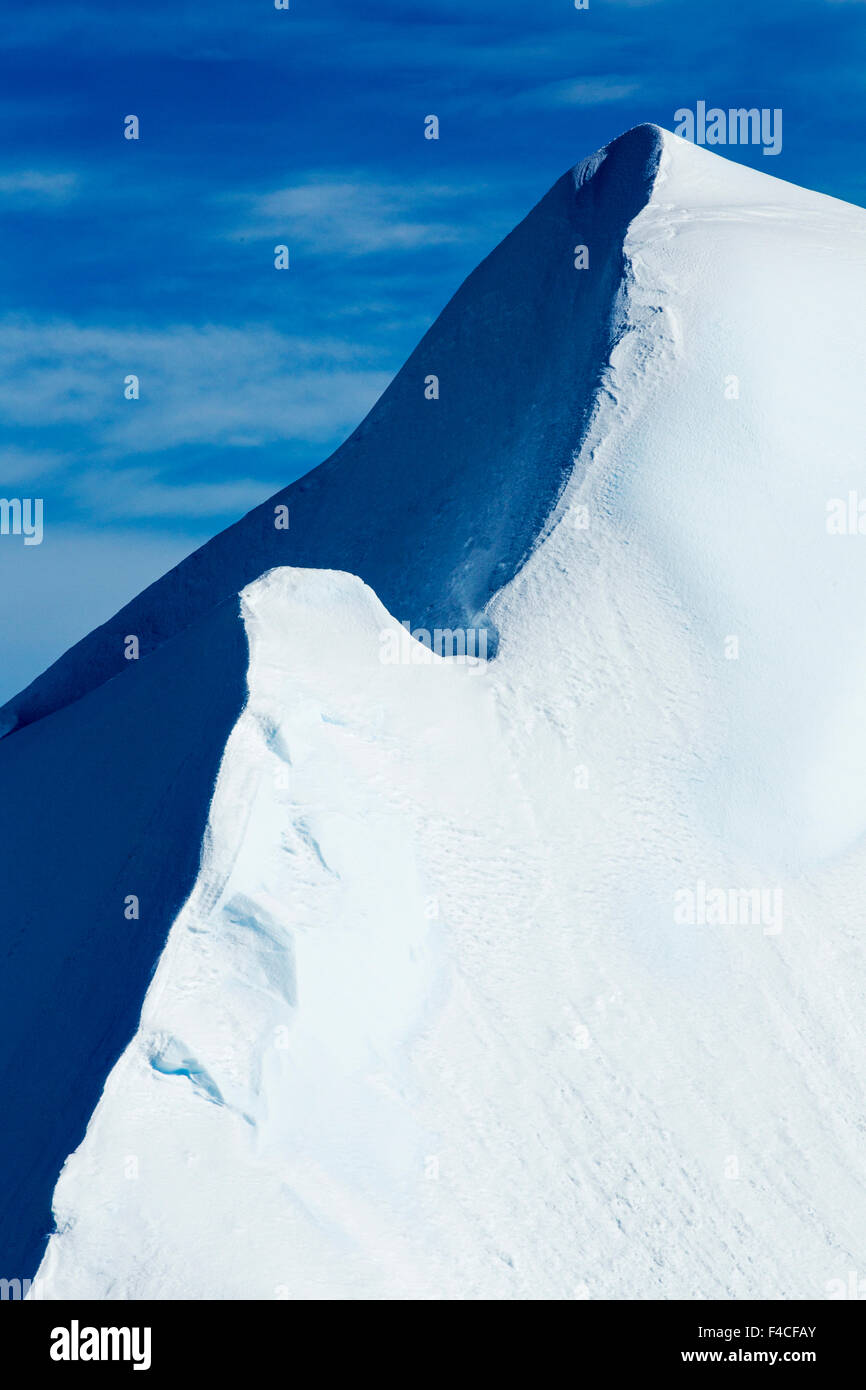 Antarktis, gezahnten Kamm des Eisbergs in der Nähe von Enterprise-Insel in der Wilhelmina Bay entlang der antarktischen Halbinsel. Stockfoto