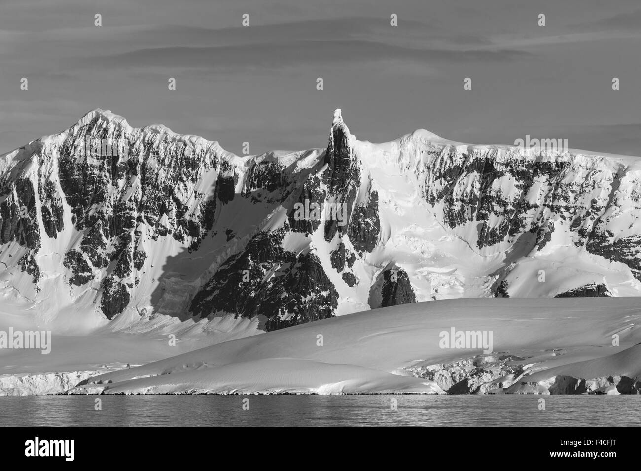 Antarktis, Bergspitzen Schnee und Gletscher entlang Fournier Bucht auf Anvers Island. Stockfoto