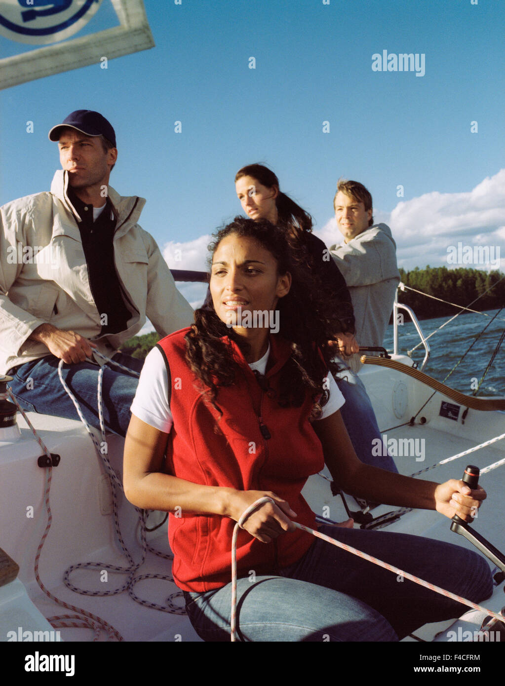 Vier Personen Segeln. Stockfoto