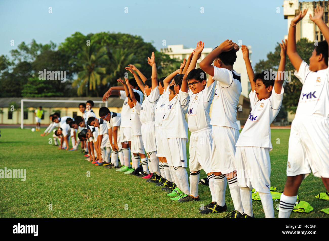 Maharashtra, Indien, Mumbai, YKK-Event mit Real Madrid Foundation und Kunst in All of Us, Gruppe von jungen machen die ola Stockfoto