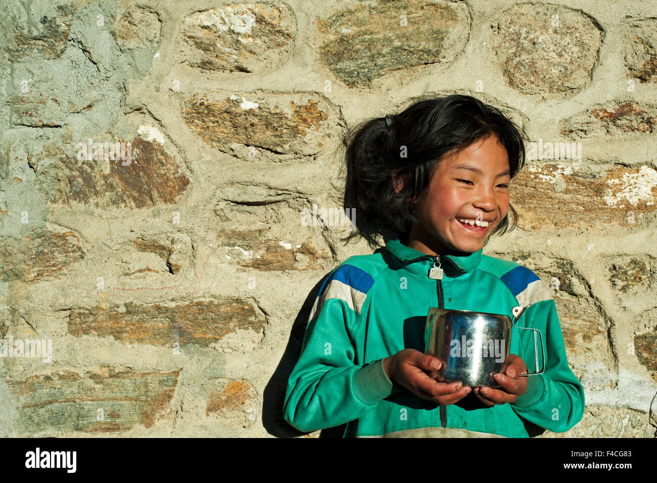 Indien, Westbengalen, Singalila Nationalpark, Tonglu, lächelndes Mädchen mit Glas Wasser Stockfoto