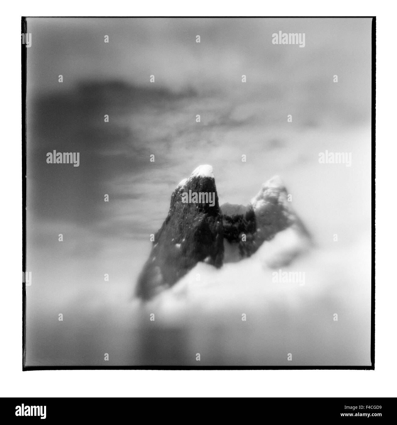 Antarktis, Spitzen verschwommene schwarz-weiß Bild des Berges entlang Lemaire-Kanal an sonnigen Sommernachmittag (großformatige Größen erhältlich). Stockfoto