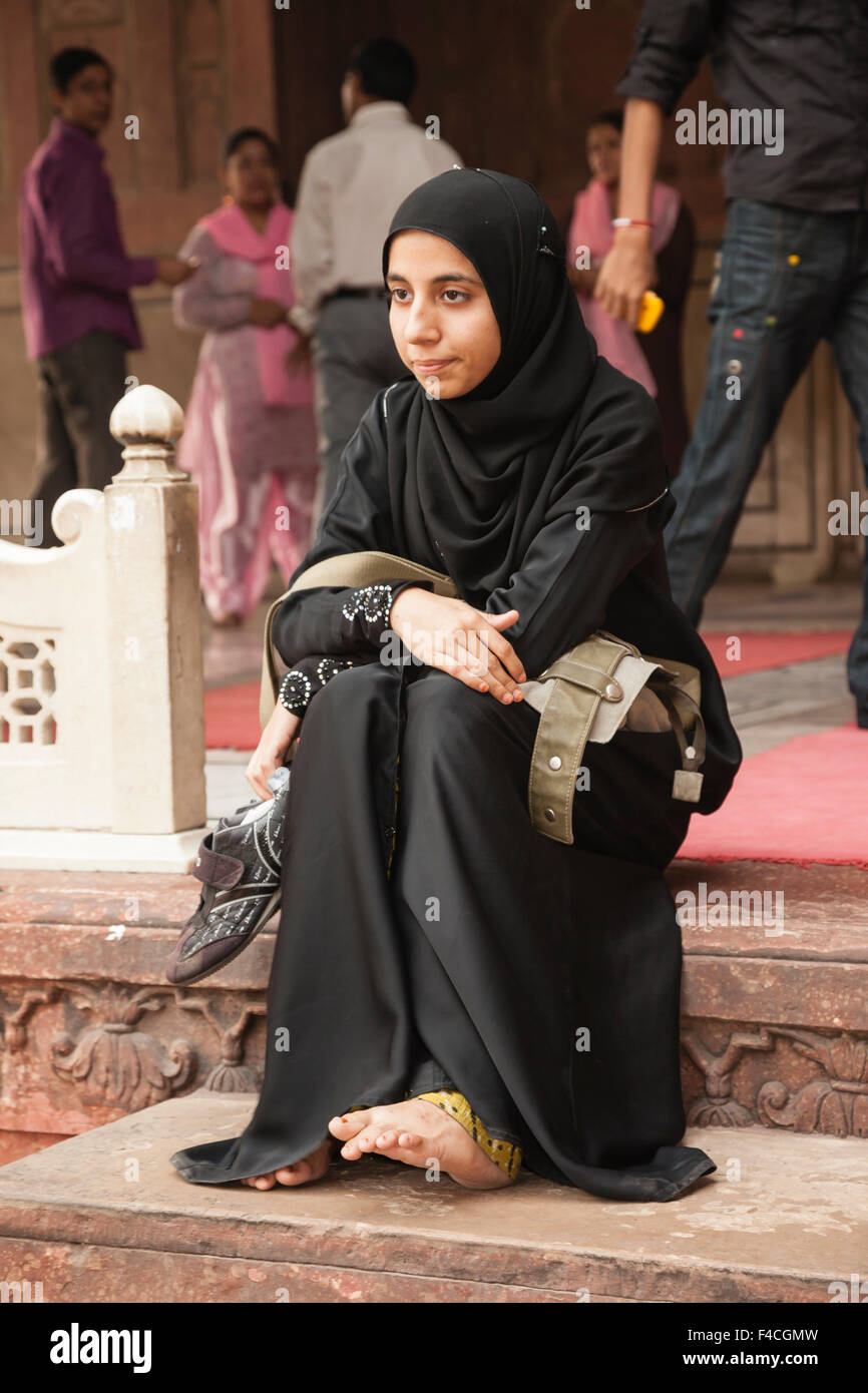 Indien, Delhi, muslimische Frau in traditioneller Kleidung sitzen auf Stufen des Freitag Moschee Stockfoto