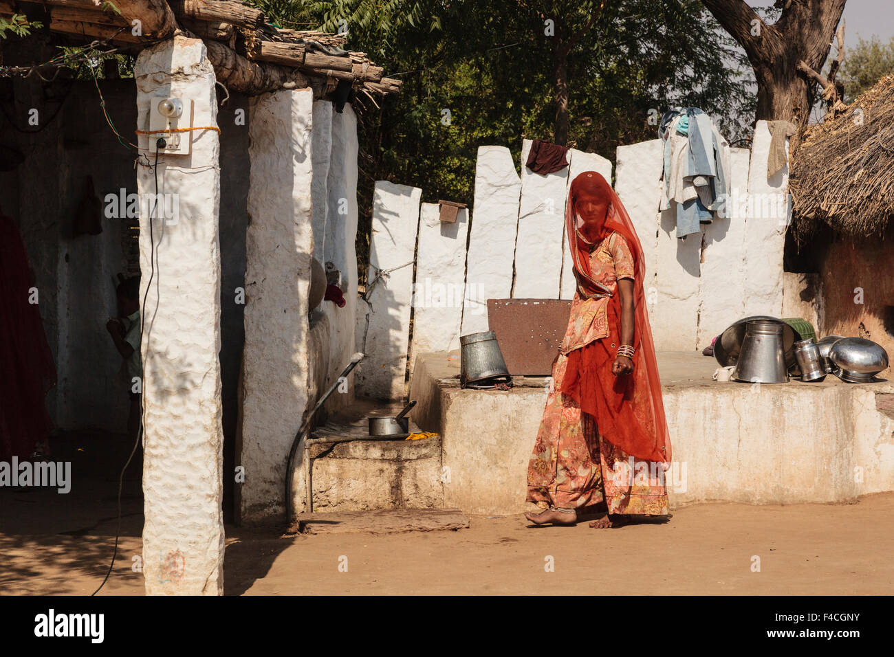 Indien, Rajasthan, Jodhpur, Bishnoi Dorf. Bishnoi Frau in Familie Verbindung. Stockfoto