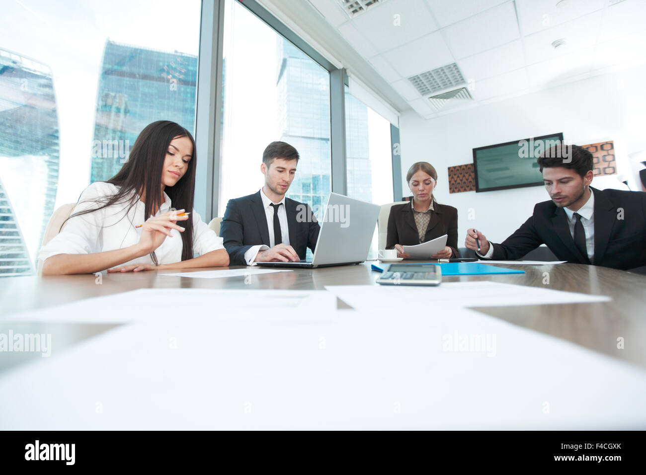 Geschäftsleute, die gemeinsam auf einer Tagung im modernen Büro Stockfoto