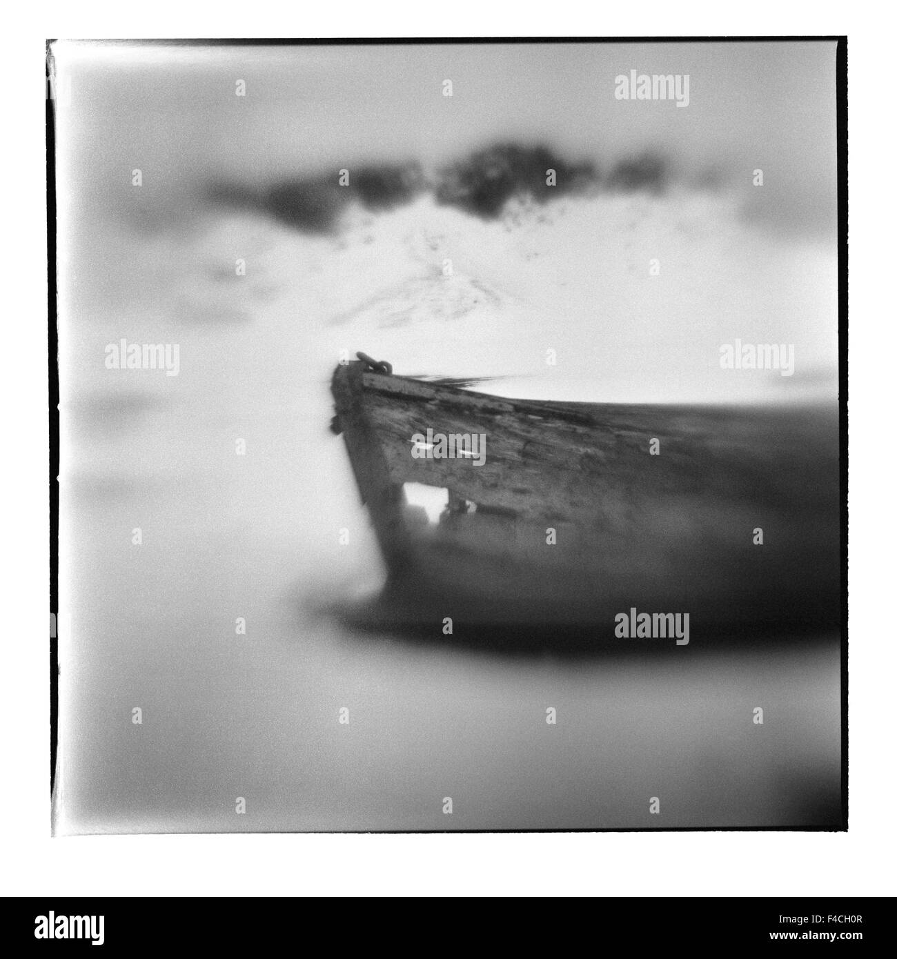 Antarktis, Deception Island, verschwommene schwarz-weiß Bild der verlassene hölzerne Skiff Whalers Cove (großformatige Größen erhältlich). Stockfoto