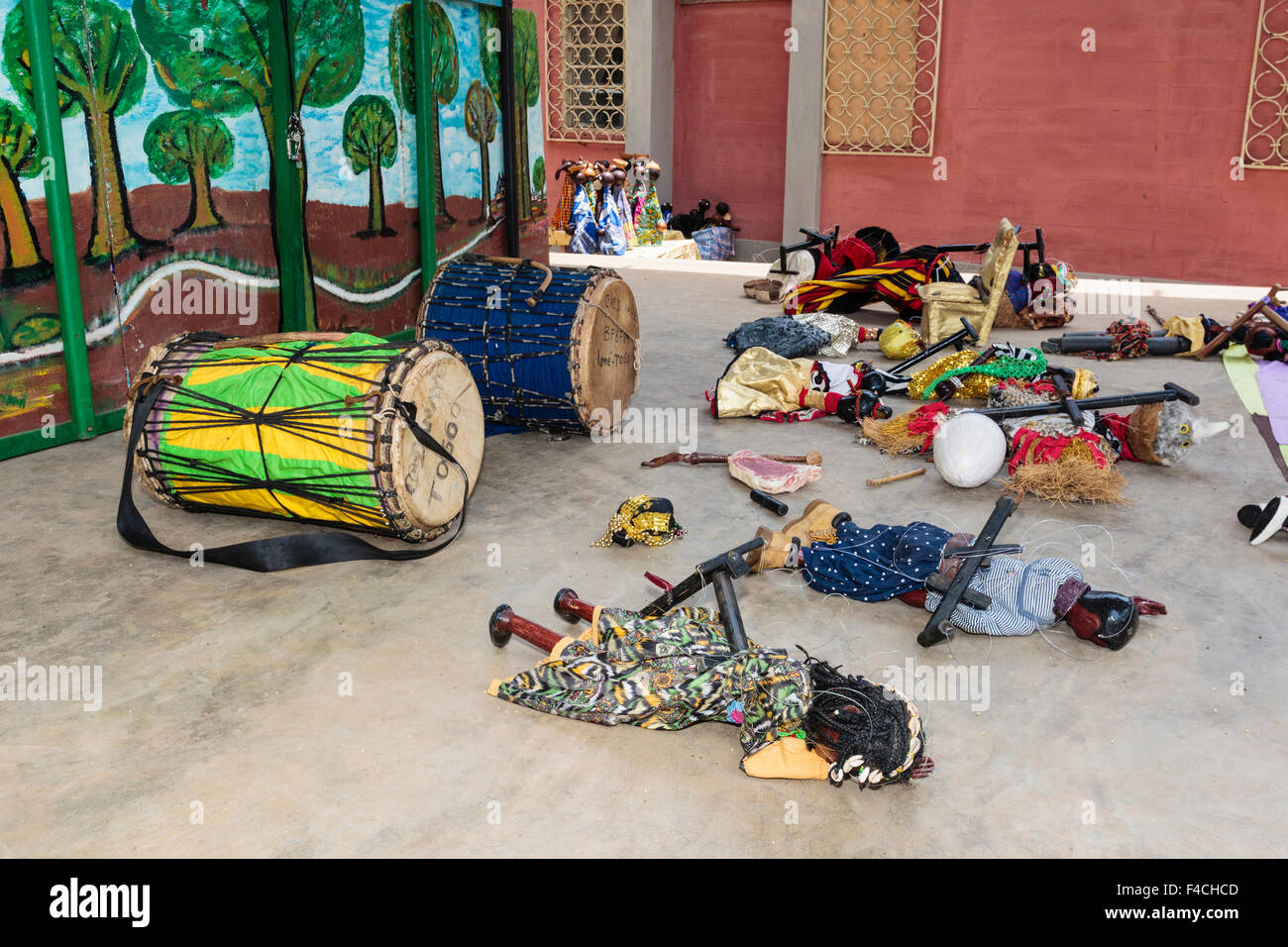 Afrika, Westafrika, Togo, Lome. Trommeln und Marionetten vor einer Aufführung Marionetten du Togo. Stockfoto